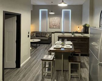 New! 1 of 4 Downtown Studios - Wabasha - Dining room