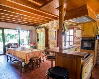 Stunning private villa for 8 guests with WIFI, private pool, TV, terrace, pets allowed and parking - La Chapelle-Saint-Sauveur - Comedor