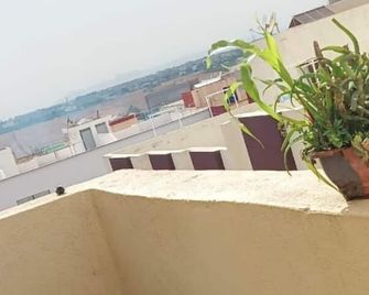 2 km from fes airport - Fez - Balcony