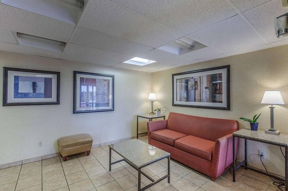 Motel 6 Oak Creek Wi - Oak Creek - Huiskamer