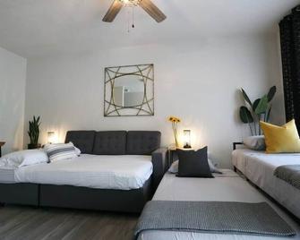 Renovated Modern Industrial Suite 2 Br Condo - Gainesville - Bedroom