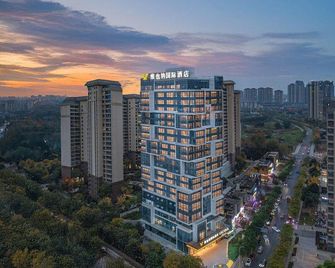 Vienna International Hotel Chengdu Giant Panda Base Ocean Park Hotel - Chengdu - Building