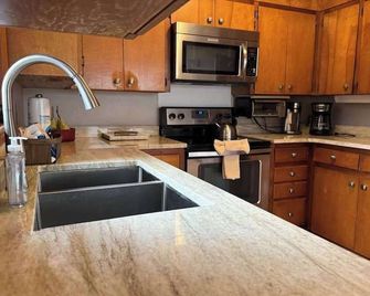 Sunny Retreat - Lake Junaluska - Kitchen