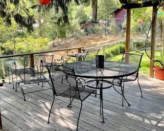 Sequoias Creekside2/Cozy Garden Cabin - California Hot Springs - Patio