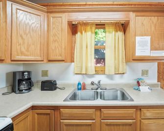 Retreat Cabin #7 | Hocking Hills, Loft Cabin - Logan - Кухня
