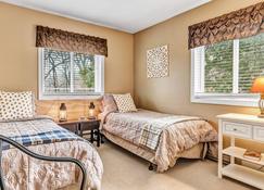 Exquisite two bedroom, 1.5 bath end unit town home near Lake Pinneo and the Quechee Club. - Lebanon - Bedroom