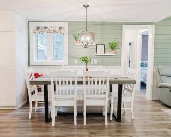 The Riverbend House Peaceful river size Retreat - New Denmark - Dining room