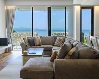 Onna Resort - Nago - Oturma odası