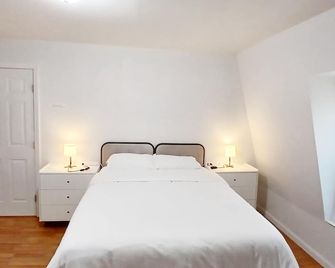 Neat Bedroom With Exclusive Bath -Free Wifi-Self Check In- New London-Mystic - New London - Bedroom