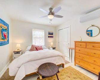 Maine Cottage w/ Dock & Kayaks, Near Augusta! - Augusta - Bedroom