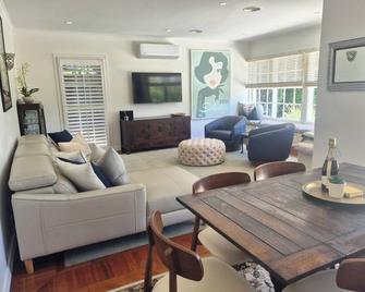 Bella Vista Retreat With Pool 950m to Beach - Torquay - Living room