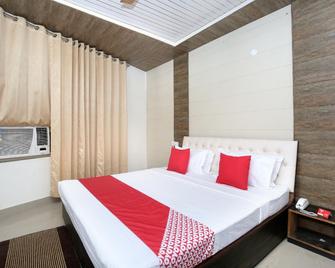Collection O Gold Star - Mohali - Bedroom