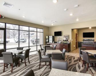 Cobblestone Inn & Suites at UW Stout Downtown Menomonie - Menomonie