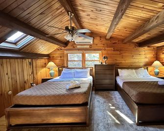 Forest Tree Log Cabin - Middletown