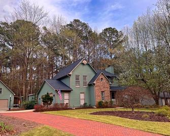 Southern Charm In Peachtree City Georgia Fully Furnished And Golf Cart Included - Peachtree City - Building