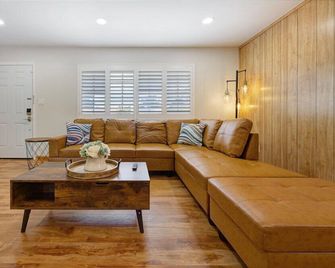 Private & Modern Home | Minutes to La Jolla - 聖地亞哥 - 客廳