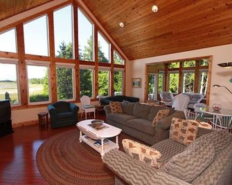 Lakehouse in Beautiful Oliphant-Spectacular Views! - Wiarton - Living room
