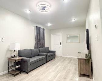 Town & Country Andover 1st Floor 2 Bedroom - Newton - Wohnzimmer