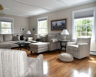 Great Saunderstown family friendly cottage short drive to beach. - North Kingstown - Living room