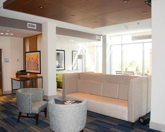 Holiday Inn Express & Suites Oswego - Oswego - Lobby