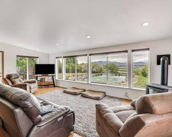 Serene Home with On-Site Pond and Decks in Chiloquin! - Chiloquin - Living room