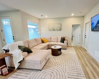 Silver Veil Suite•King Bed•Wifi•Self Checkin•New Built•Minutes from Golf Course - Mission - Wohnzimmer