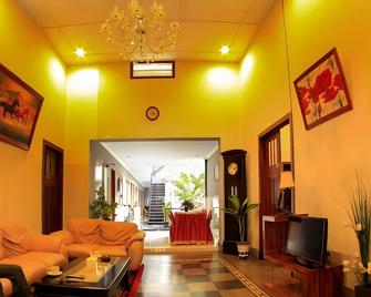Hasanah Guest House Buring - Malang - Lobby