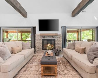 Cozy Creek Cabin - Tall Timbers - Hollister - Living room