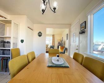 Kanab home with HUGE fenced in backyard-Pets Welcome - Kanab - Dining room