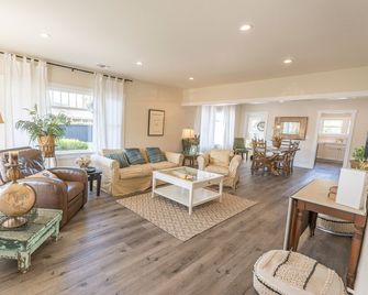 Long Beach Craftsman House. Historic District House-Centrally Located - Long Beach - Salon