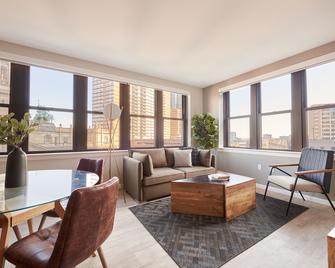 Kasa Cadillac Square Detroit - Detroit - Living room