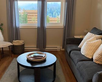 Lakeview Escape in Northshore Estates - Lake Cowichan - Living room