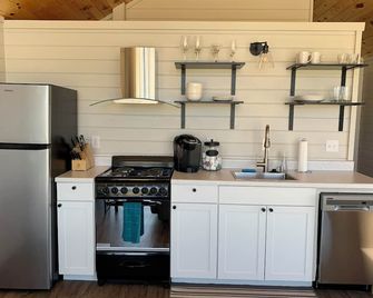 Alturas 1: New Modern 1BR Cabin, Big Windows for Big Mountain Views - Dillon - Keuken