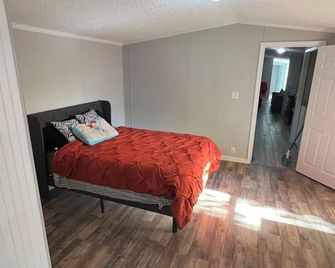 Cozy & quiet 4:20 friendly home - Bangor - Bedroom
