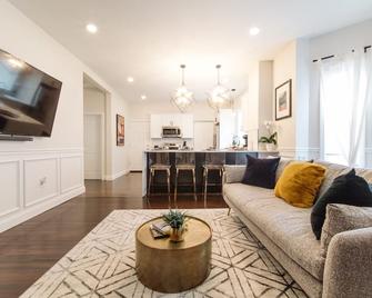 \nBoston Luxury Home, Free parking, 5 mins to the Casino, 10 minutes to airport. - Everett - Living room