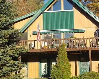 Loon Lake, Chestertown - Spotless, bright chalet, sleeps 6-8, near public beach - Chestertown - Будівля