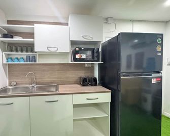 Banana Bunkhouse Hostel - Rawai - Kitchen