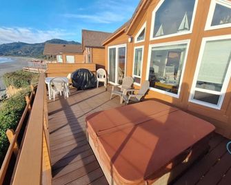 Oceanfront Cabin 10, Jacuzzi & Breathtaking Views - Smith River - Balcón