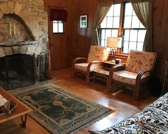 Classic cabin/cottage with big screen porch, stone fireplace, knotty pine walls. - Cambridge - Sala de estar