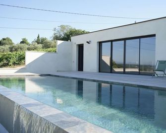 Architect-designed house with panoramic view and infinity pool - Montclus - Piscina