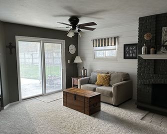 Family Fun, Clean Home with POOL. Perfect Notre Dame weekend destination! - Mishawaka - Living room