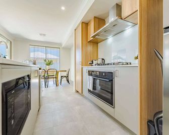 Bright & Airy 3-Bed House Near Rockingham Beach - Rockingham - Küche