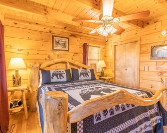 Moonshine Ridge Cabin with Hot Tub and Fire Pit - Pigeon Forge - Schlafzimmer