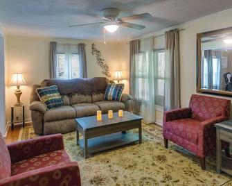 Waycross Vacation Rental w/ Private Backyard! - Waycross - Вітальня