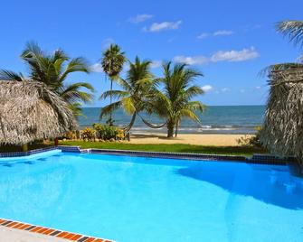 Spacious Ground Level Rancher with Easy Access to the Pool and Ocean - Hopkins - Pool
