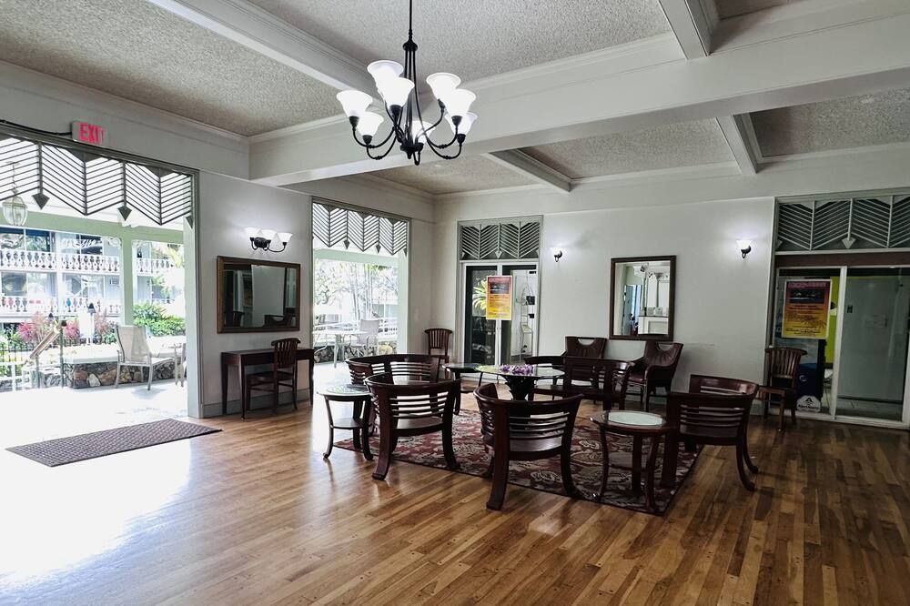 Modern and Renovated Ocean Front Studio in Kona! Best Location! - קאילואה קונה - מסעדה