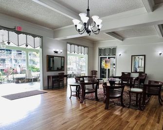 Modern and Renovated Ocean Front Studio in Kona! Best Location! - Kailua-Kona - Restaurant