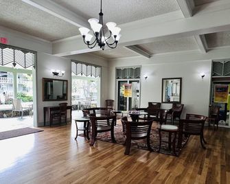 Modern and Renovated Ocean Front Studio in Kona! Best Location! - קאילואה קונה - מסעדה