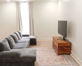Cozy 1-bedroom apartment in downtown Moultrie. - Moultrie - Living room