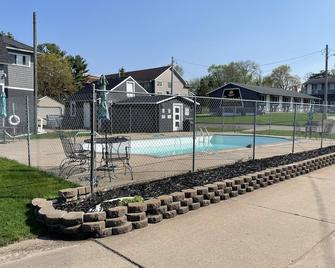 3 Bedroom House with Lake Pepin views with access to shared pool - Lake City - Pool